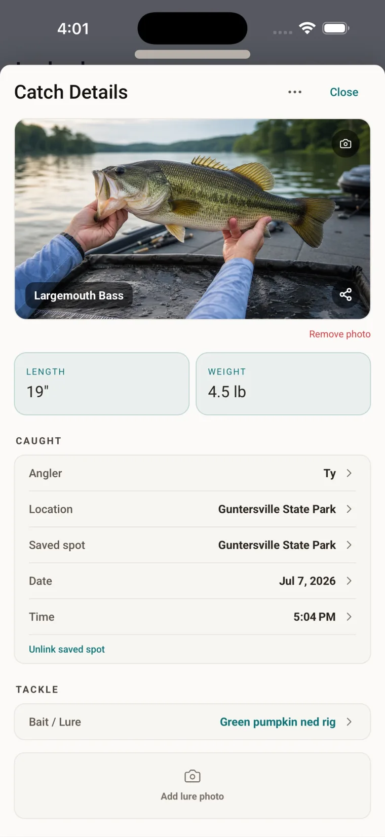 Saved catch details including photo, tackle, weather, and location